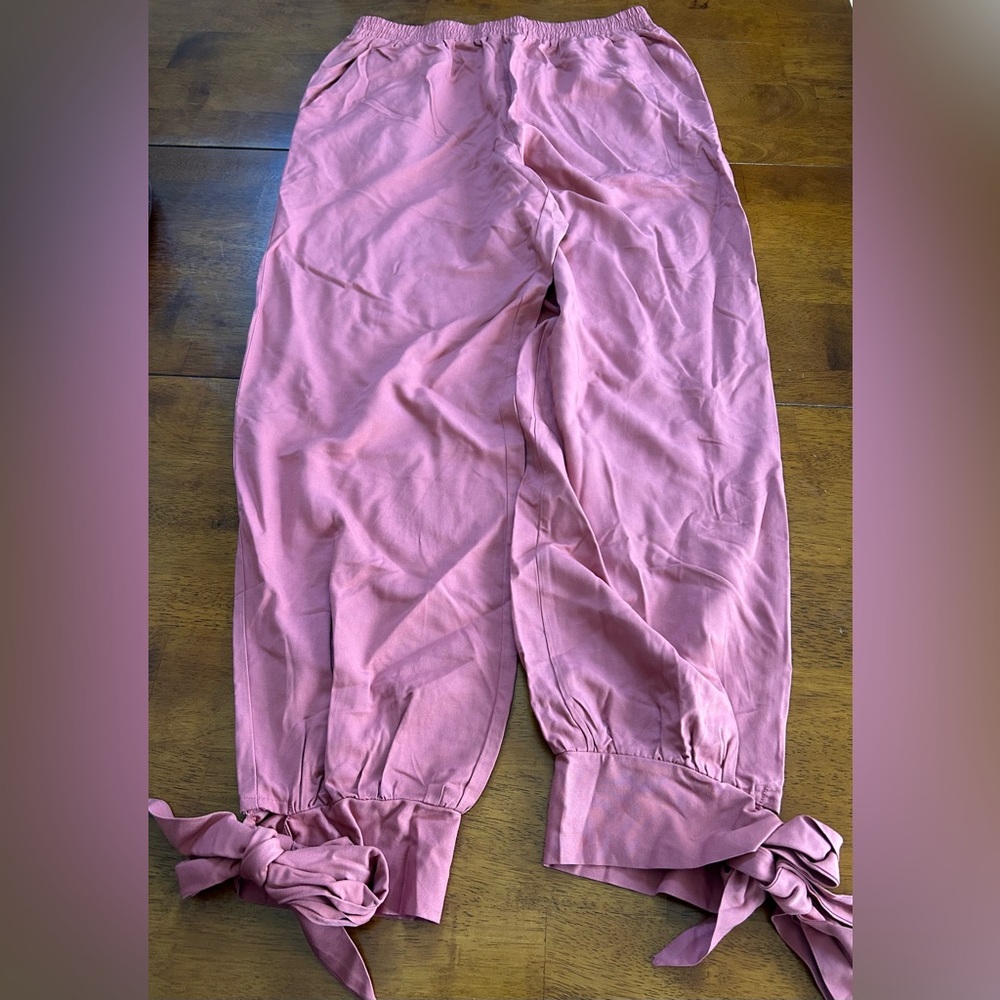 NWT Women’s Lulus Small Salmon Colored Dress Pants with Bows